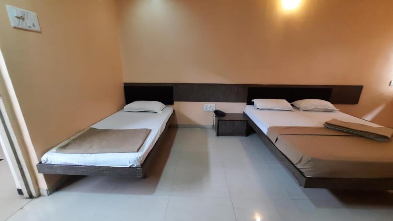 Sugandha Lodge Solapur Luaran gambar