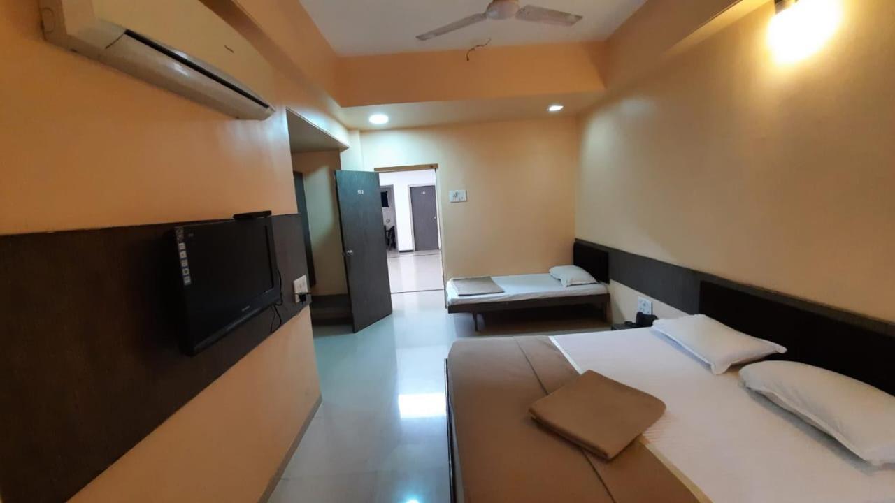 Sugandha Lodge Solapur Luaran gambar